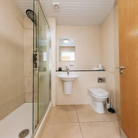 Chic & Radiant 1bd Flat Near City Centre!
