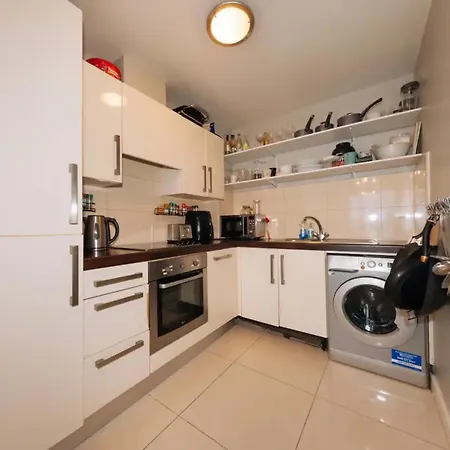 Chic & Radiant 1bd Flat Near City Centre!
