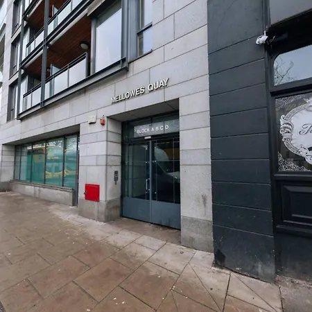 Chic & Radiant 1bd Flat Near City Centre! דירה *