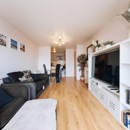 Chic & Radiant 1bd Flat Near City Centre! 아파트